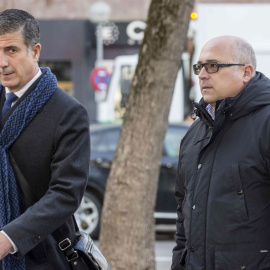 Alfredo de Miguel (derecha) junto a su abogado en una imagen de archivo. EFE