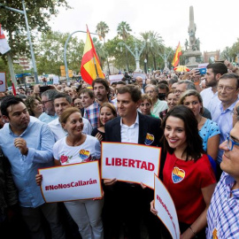 El presidente de Cs, Albert Rivera (3d), y la líder de esta formación en Cataluña, Inés Arrimadas (2d), junto al vicepresidente segundo de la cámara catalana, José María Espejo-Saavedra (d), el secretario de comunicación del partido, Fernando de P
