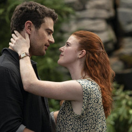 Rose Leslie y Theo James en 'La mujer del viajero en el tiempo'.