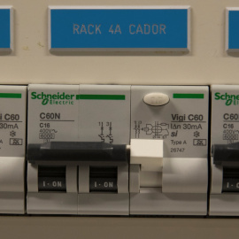 Conmutadores de un cuadro eléctrico en una oficina en Madrid. REUTERS