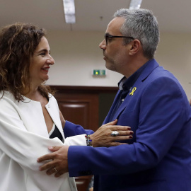 La ministra de Hacienda, María Jesús Montero, conversa con el diputado de ERC, Joan Margall, antes de su compaecencia en el Congreso. EFE/Chema Moya