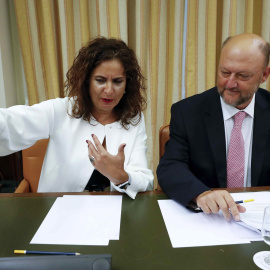 La ministra de Hacienda, María Jesús Montero, conversa con el presidente de la Comisión Hacienda, Antonio Pradas, durante su comparecencia en el Congreso. EFE/Chema Moya