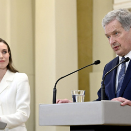 El presidente de Finlandia, Sauli Niinistö y la primera ministra, la socialdemócrata Sanna Marin en una rueda de prensa celebrada en Helsinki