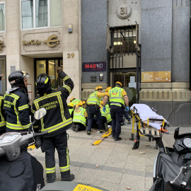 En estado crítico una mujer tras caerle en la cabeza el cascote de una cornisa en la calle Alcalá de Madrid. / EMERGENCIAS MADRID