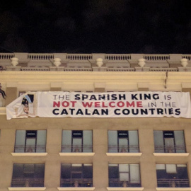 Mossos d'Esquadra intenten retirar la pancarta de rebuig a la presència del rei