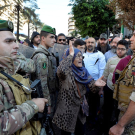 20/12/2019 - Una mujer se encara a soldados libaneses en Beirut. / EFE