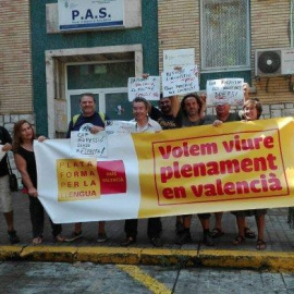 Acció de protesta de la Plataforma per la Llengua a les portes del Centre Sanitari Joan Llorenç, a València, per denunciar cas de ginecòloga que no volia atendre un pacient per parlar valencià