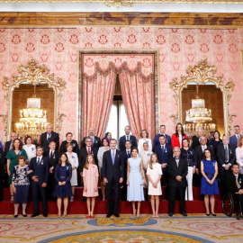 Una de las fotografías que se mostraron durante el discurso del Rey, en la que aparece junto a su familia y un grupo de 41 personas condecoradas con la Orden del Mérito Civil, a las que hizo referencia durante el mensaje navideño. — CASA REAL