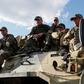 17/05/2022 - Miembros del servicio de las tropas prorrusas esperan encima de un vehículo blindado de transporte de personal ante la evacuación de los soldados ucranianos heridos de la asediada fábrica de acero Azovstal, Mariúpol.