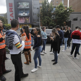 24/12/2019.- Varias personas esperan afuera de edificios este martes, 24 de diciembre de 2019 en el norte de Bogotá (Colombia). / EFE