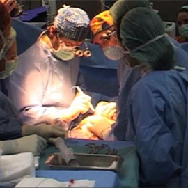 Imágenes de la operación de espina bífida en Barcelona