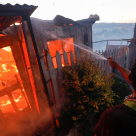 Vista de una de las más de un centenar de viviendas han quedado consumidas por las llamas en un incendio forestal que alcanzó ayer martes un sector poblado de la ciudad costera de Valparaíso