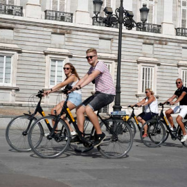 Un grupo de turistas pasea en bicicleta por el centro de Madrid. (REUTERS)