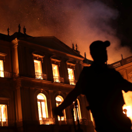 Un policía trata de desalojar los alrededores del Museo Nacional de Brasil en Río de Janeiro.- REUTERS/Ricardo Moraes