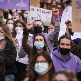 8/03/2022-Varias personas con carteles participan en una manifestación feminista por el 8M, Día Internacional de la Mujer, a 8 de marzo, en Valencia, Comunidad Valenciana