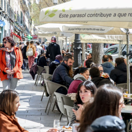 Varias personas sentadas en una terraza de la calle Argumosa, a 2 de abril de 2022, en Madrid.