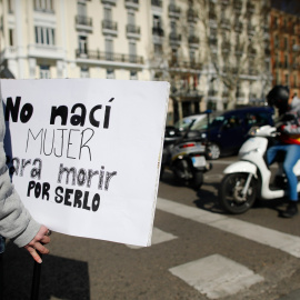 08/03/2019 - 'Yo nací mujer para morir para serlo', reza el cartel que porta una mujer durante la manifestación feminista en Madrid con motivo del 8-M./ EUROPA PRESS (Eduardo Parra)