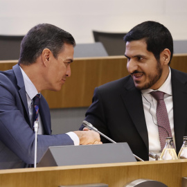 El presidente del Gobierno, Pedro Sánchez (i), saluda al presidente de la Qatari Businessmen Association, H.E. Sheikh Faisal Bin Qassim Al-Thani (d), durante el acto inaugural del foro empresarial España-Qatar,