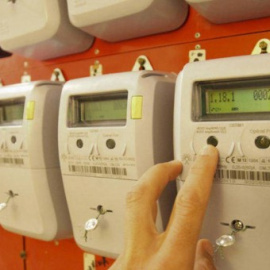 La menor demanda de electricidad está tirando a la baja del recibo de la luz./ EFE