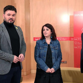 Imagen facilitada por el PSOE de la portavoz socialista en el Congreso, Adriana Lastra, y el diputado Rafael Simancas, durante la reunión que han mantenido este martes con el portavoz de ERC, Gabriel Rufián. /EFE