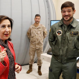 MADRID, 26/12/2019.- La ministra de Defensa en funciones, Margarita Robles, durante su visita este jueves la Base Aérea de Torrejón de Ardoz para conocer las características y funcionamiento del simulador C15, del Ala12, una de las unidades principales