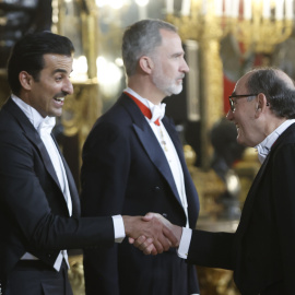 El emir de Qatar, Tamim bin Hamad Al Thani, saluda al presidente de Iberdrola Ignacio Galán, junto a Felipe VI en el Palacio Real de Madrid.