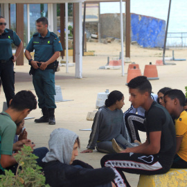 Menores esperando en la playa de Bolonia enTarifa (Cádiz) tras ser rescatados en un patera en aguas del Estrecho de Gibraltar - EFE/ A.Carrasco Ragel