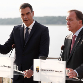 El presidente del Gobierno, Pedro Sánchez (i), junto al primer ministro de Suecia, Stefan Löfven (i), durante la rueda de prensa ofrecida tras la reunión que han mantenido en Enköping (Suecia). EFE/Mariscal