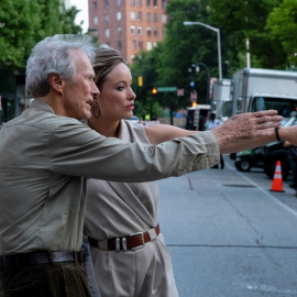 Clint Eastwood con Olivia Wilde, en el rodaje de la película
