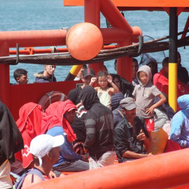 El buque de salvamento Maria Zambrano entrando atracando esta tarde en el puerto de Algeciras (Cádiz) con los 198 inmigrantes rescatados a lo largo de la jornada de este martes./EFE