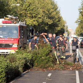 Los bomberos de Barcelona tuvieron que realizar más de 180 salidas durante la tormentos madrugada. (EFE)