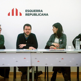 La secretaria general adjunta y portavoz de ERC, Marta Vilalta (2d), el presidente del Consell Nacional de los republicanos, Josep Maria Jové (i), el coordinador nacional del partido y vicepresidente de la Generalitat, Pere Aragonés (2i), y el portavoz 