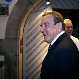 El ex canciller alemán Gerhard Schroeder llega a una reunión de celebración con sus ex ministros con motivo del 20º aniversario del primer gobierno de la unión federal rojo-verde