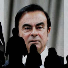 Foto de archivo que muestra el retrato del expresidente de Nissan Carlos Ghosn proyectado en una pantalla, en Tokio, Japón, en enero de 2019. EFE/ Kimimasa Mayama