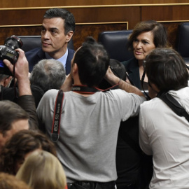 El presidente del Gobierno en funciones, Pedro Sánchez, y la vicepresidenta, Carmen Calvo, en los bancos azules, en la sesión constitutiva del Congreso para la XIV Legislatura, el pasado 3 de diciembre. AFP/Pierre-Phillippe Marcou