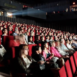 Espectadores atentos en la sala de cine