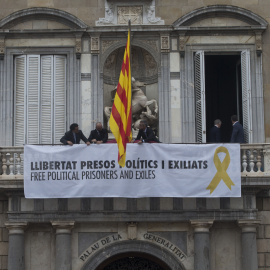 Trabajadores de la Generalitat colocan en el balcon del Palau una pancarta pidiendo la libertad de los politicos presos tras el acto de posesión del nuevo Govern. EFE/Quique García