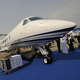 Varios visitantes miran un avión Gulfstream G450 en la Conferencia y Exposición de Aviación Comercial Asiática celebrada en Shanghai el 27 de marzo de 2012.