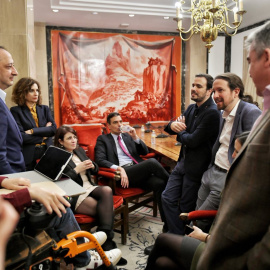 Pedro Sánchez y Pablo Iglesias entre otros dirigentes del PSOE y Unidas Podemos antes de la firma del acuerdo programático del Gobierno de coalición. / Daniel Gago - PodemosPedro Sánchez y Pablo Iglesias entre otros dirigentes del PSOE y Unidas Podemo