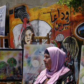 19/05/2022-Una mujer se encuentra este viernes 19 de mayo delante de un mural, que forma parte de una exposición de arte en honor a la periodista Shireen Abu Akleh, en el lugar donde fue asesinada