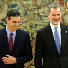 El presidente del Gobierno, Pedro Sánchez, y Felipe VI posan juntos después de que Sánchez prometiera su cargo como presidente, en el Palacio de La Zarzuela, a 8 de enero de 2020.