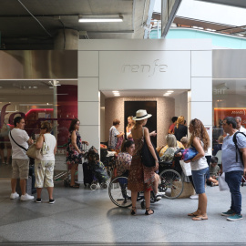 Pasajeros en la estación de tren Puerta de Atocha de Madrid junto a una oficina de Renfe. / EUROPA PRESS