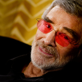 Burt Reynolds posa durante una entrevista en Londres en 2015. /REUTERS