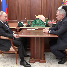 El presidente de Rusia, Vladímir Putin, y el ministro de Defensa ruso, Serguéi Shoigú, durante una reunión, a 21 de abril de 2022.