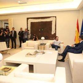 El presidente del Gobierno, Pedro Sánchez, y el secretario general de Podemos, Pablo Iglesias, al inicio del encuentro que han mantenido en La Moncloa. POOL MONCLOA/ Fernando Calvo