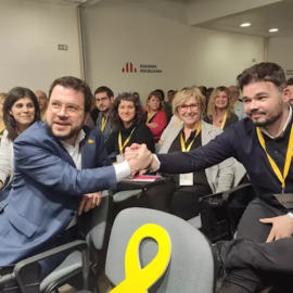 El vicepresidente del Govern y coordinador de ERC, Pere Aragonès, y el diputado de ERC en el Congreso Gabriel Rufián, en el Consell Nacional de ERC, el 2 de enero de 2020. - EUROPA PRESS