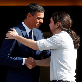 El presidente del Gobierno, Pedro Sánchez, recibe al secretario general de Podemos, Pablo Iglesias, en el Palacio de la Moncloa, en Madrid. EFE/ Kiko Huesca