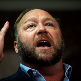 Fotografía del 5 de septiembre de 2018 del locutor de radio y creador de teorías de conspiración Alex Jones. (JIM LO SCALZO | EFE)