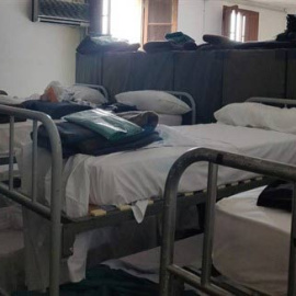 Imagen de las literas en las que duermen los agentes de la Policía Nacional. (TWITTER DE UFP)