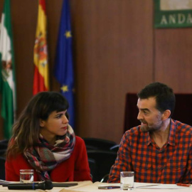 La líder de Podemos en Andalucía, Teresa Rodríguez, y el de IU-A, Antonio Maíllo, durante una reunión. E.P.